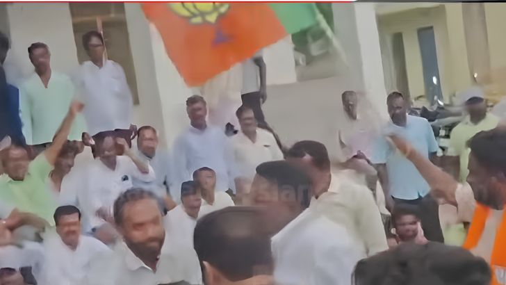 https://salarnews.in/public/uploads/images/newsimages/maannewsimage26062026_213537_Malur Protest.jpg